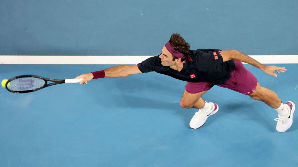 Federer se estira para llegar a una pelota