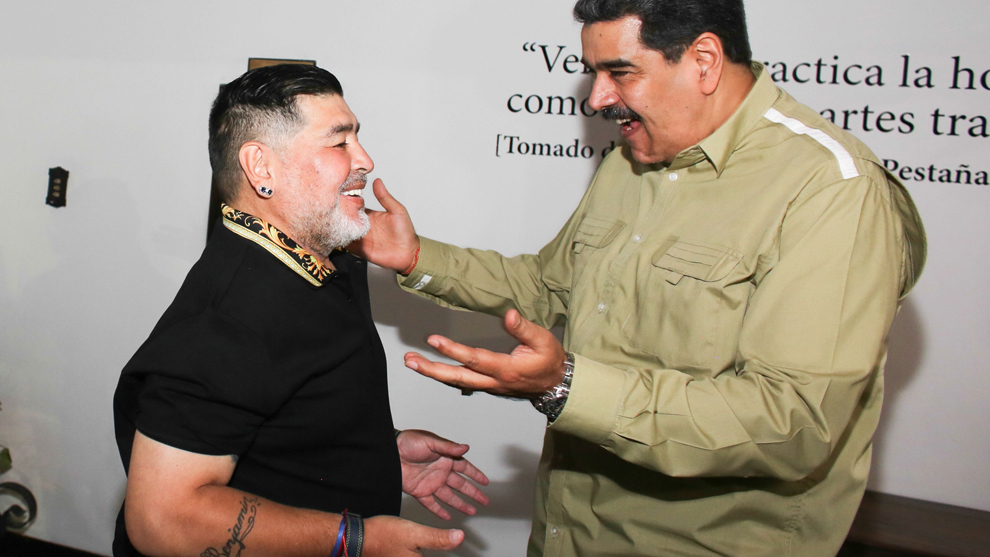 El "soldado" chavista Maradona se abraza a Maduro mientras Venezuela busca seleccionador