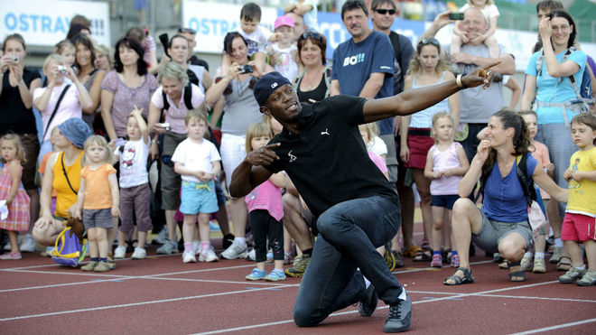 Usain Bolt, con decenas de nios, en un acto