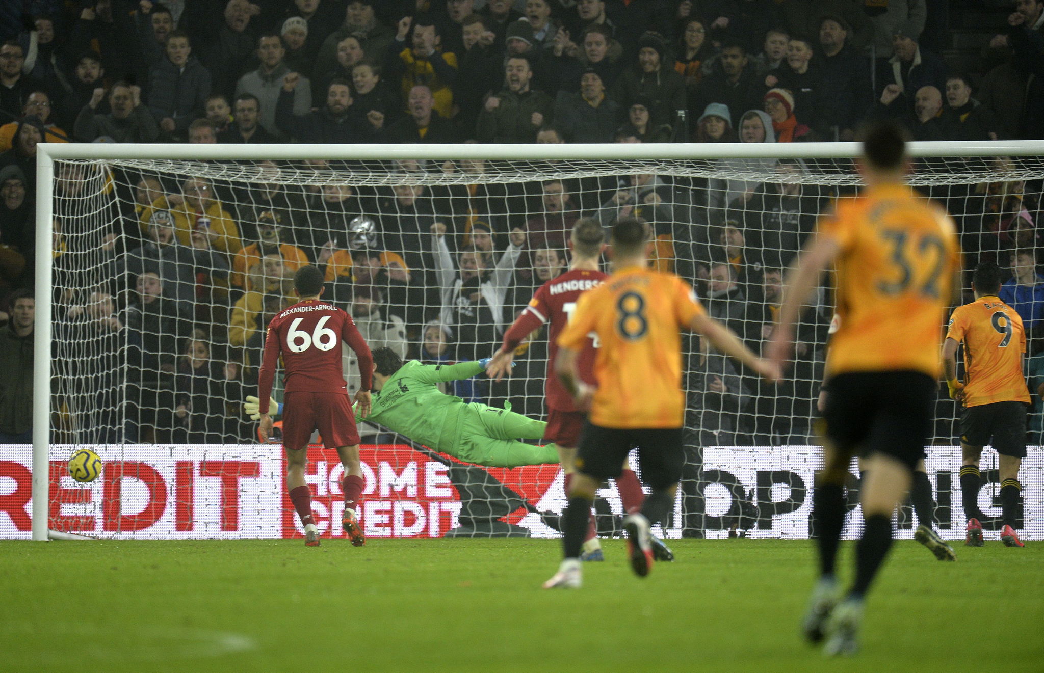 Wolverhampton (United Kingdom), 23/01/2020.- Wolverhampton Wandererss Raul Jimenez (R) scores the 1-1 equalizer past <HIT>Liverpool</HIT>s Alisson (2-L) during the English Premier League soccer match between <HIT>Liverpool</HIT> FC and Wolverhampton Wanderers FC held at Molineux Stadium in Wolverhampton, Britain, 23 January 2020. (Reino Unido) EFE/EPA/PETER POWELL EDITORIAL USE ONLY. No use with unauthorized audio, video, data, fixture lists, club/league logos or live services. Online in-match use limited to 120 images, no video emulation. No use in betting, games or single club/league/player publications