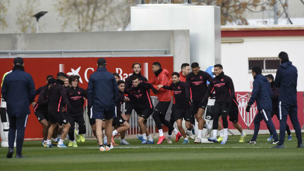 Los jugadores del Sevilla hacen un ejercicio.