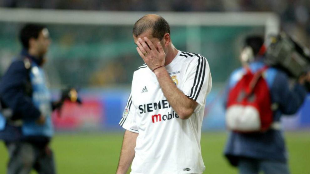 Zidane, que fue suplente, se tapa el rostro tras caer en la final de...