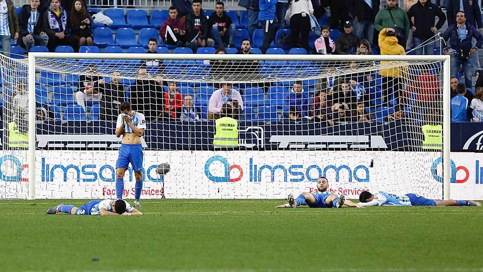 Los jugadores del Mlaga se lamentan del gol del Lugo en La Rosaleda...