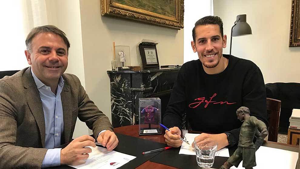 El presidente Manuel Franganillo con Alex Alegra tras firmar el...