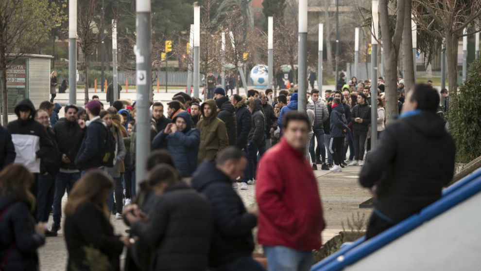Queues formed outside La Romareda shortly after the draw.