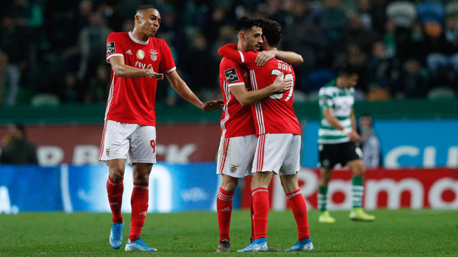 Los jugadores del Benfica celebran uno de sus goles al Sporting CP.