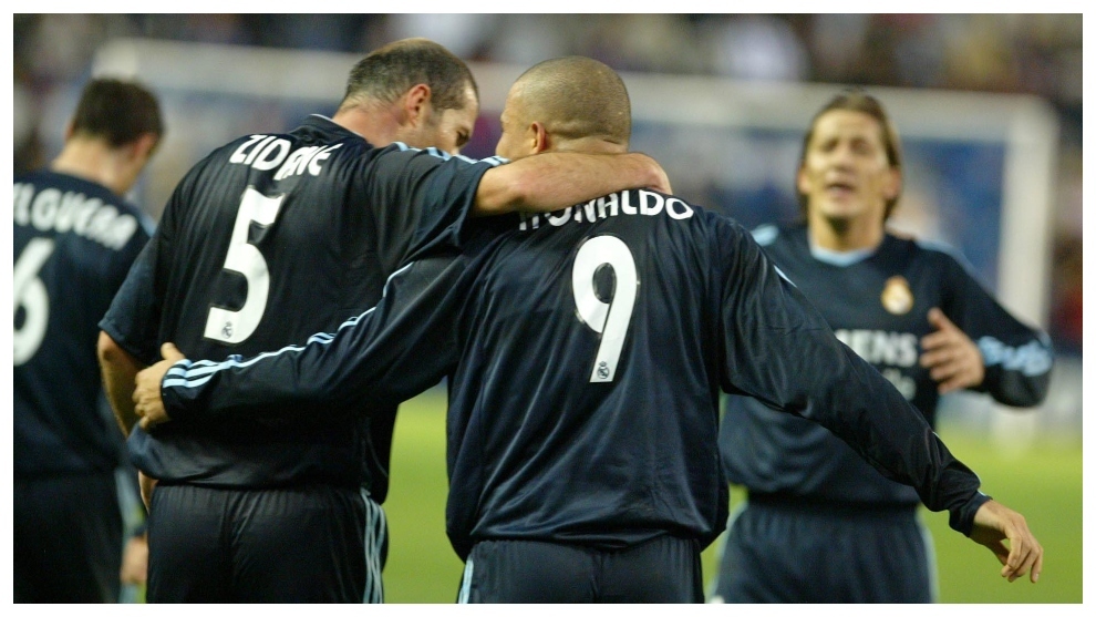 Zidane y Ronaldo celebran el gol con el que el Madrid gan en Pucela...