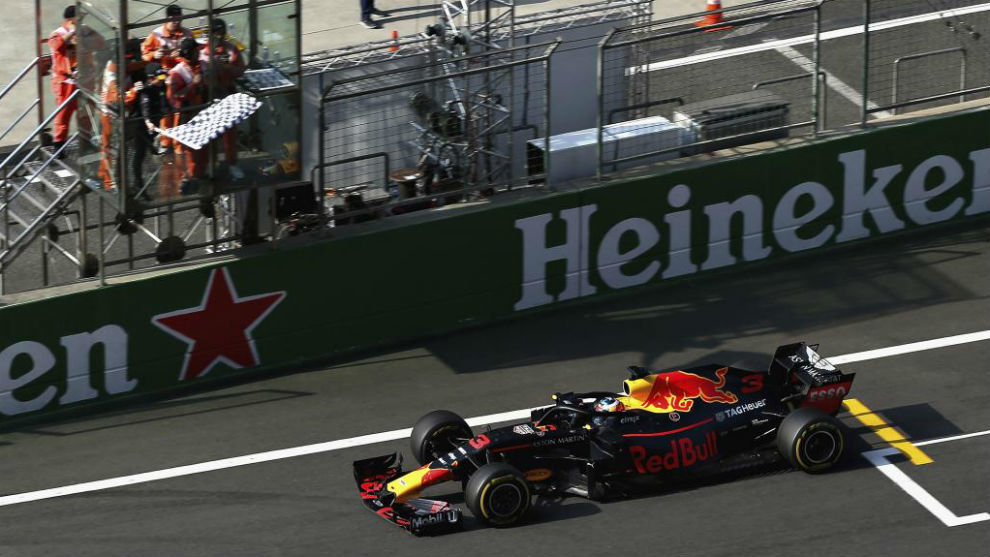 Ricciardo ve la bandera a cuadros en China en 2018