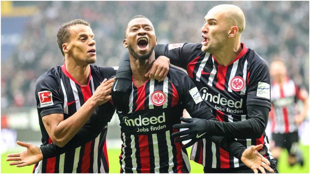 Almamy Toure (Eintracht Frankfurt) celebra su gol ante el Leipzig con...