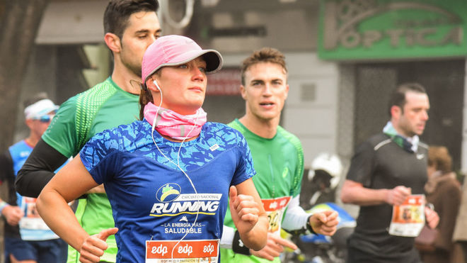 Ponte de pie en su lugar fractura Represalias Atletismo: Mireia Belmonte, una todoterreno: gran estreno en un 21K en el Medio  Maratón de Sevilla | Marca.com