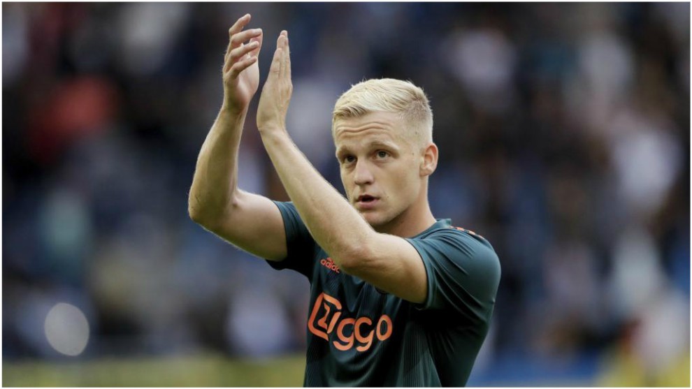 Van de Beek aplaude a los aficionados del Ajax.