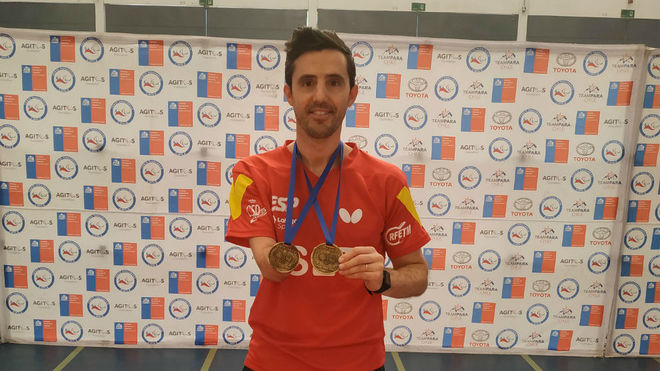 Jos Manuel Ruiz posa con las dos medallas de oro en Chile.