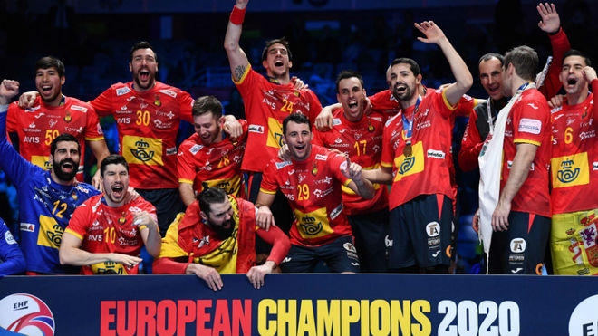 Los jugadores espaoles celebran su segundo Europeo de forma...