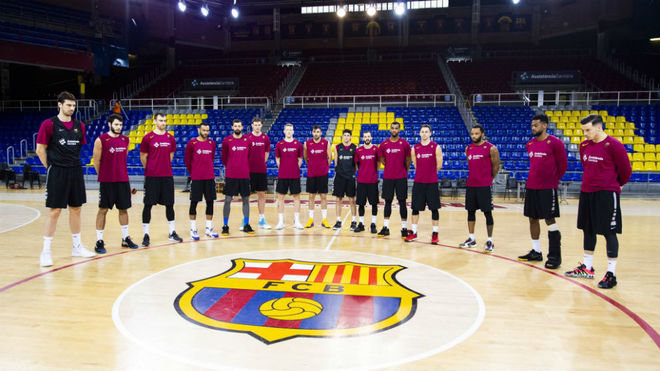 Los jugadores del Barcelona en pleno minuto de silencio antes de...