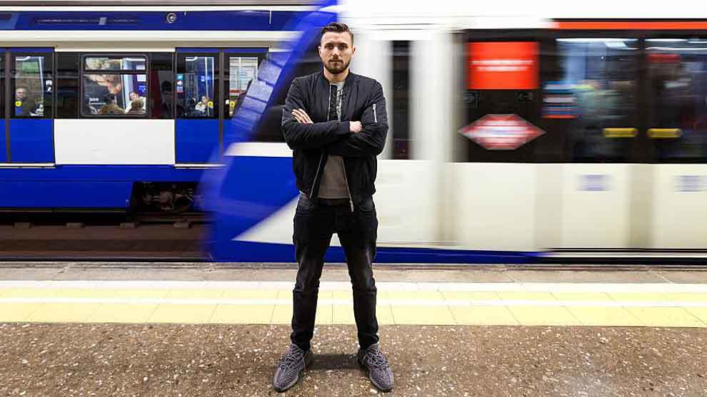 Stole Dimitrievski posa para un reportaje con MARCA en el Metro de...