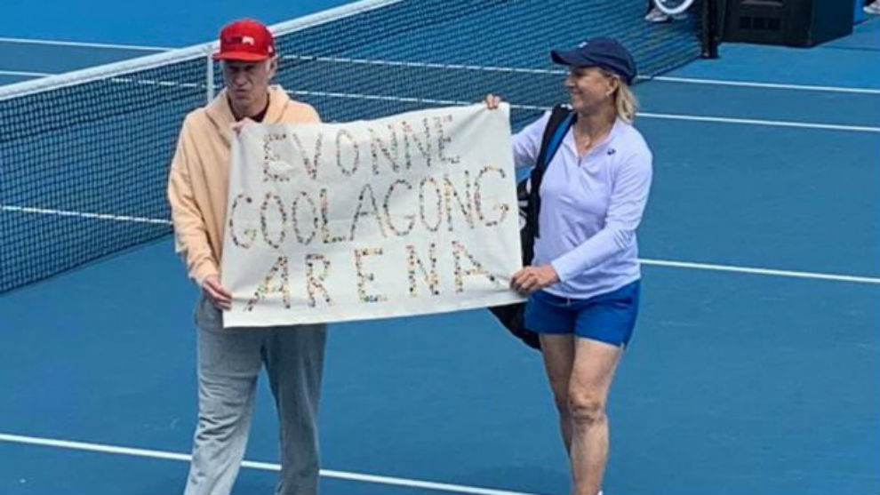 McEnroe y Navratilova con una pancarta pidiendo el cambio de nombre