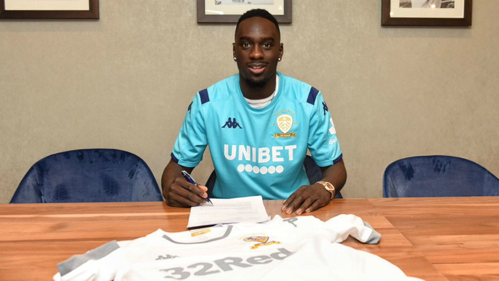 Augustin, firmando con el Leeds.