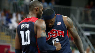 Kobe Bryant y LeBron James durante los Juegos Olmpicos de Londres...