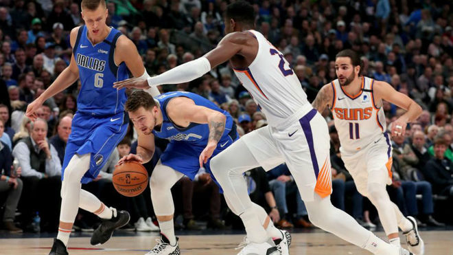 Ricky Rubio y Deandre Ayton persiguen a Luka Doncic