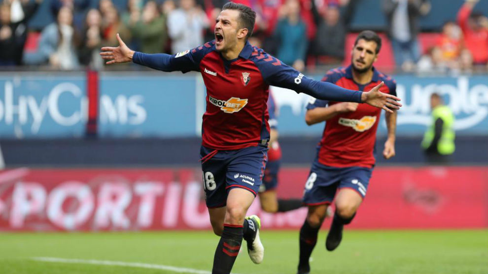 Juan Villar celebra un gol con Osasuna.