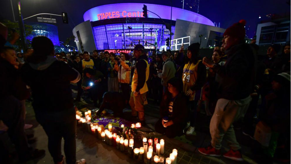 Aficionados de los Lakers, a las puertas del Staples Center.