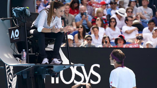 Roger Federer discute con la jueza de silla Marijana Veljovic.