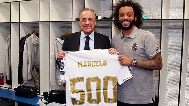 Florentino, haciendo entrega a Marcelo de una camiseta conmemorativa...