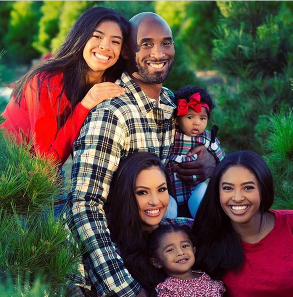 Vanessa Bryant y Kobe Bryant posando junto a sus hijas Natalia,...