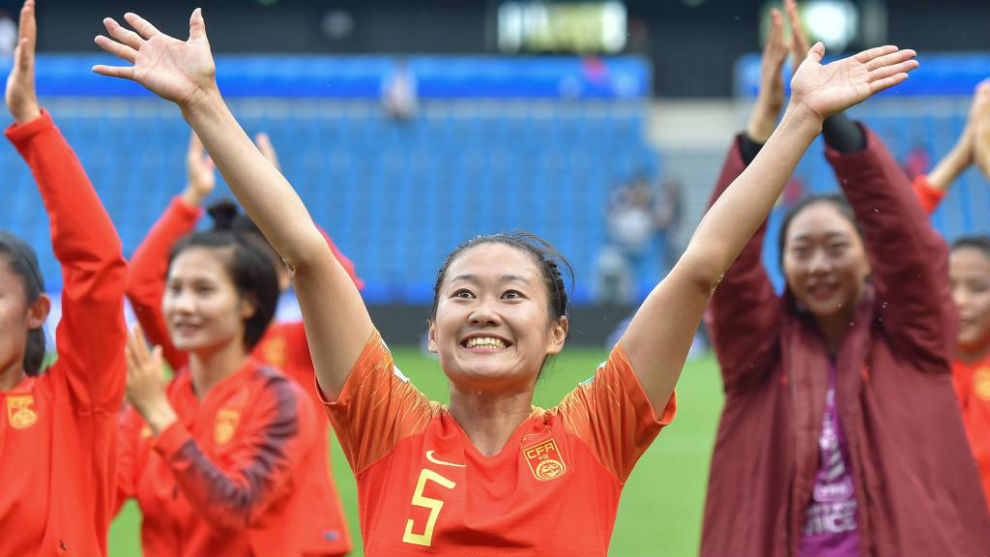 Las jugadoras de China saludan al pblico durante el Mundial de...