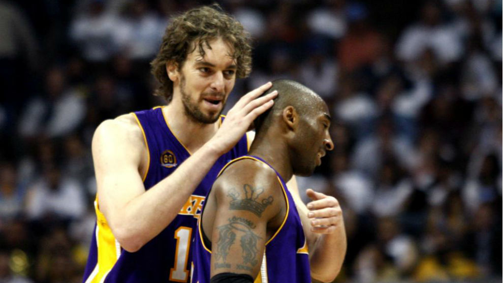Pau Gasol abraza a Kobe Bryant durante un partido de los Lakers.
