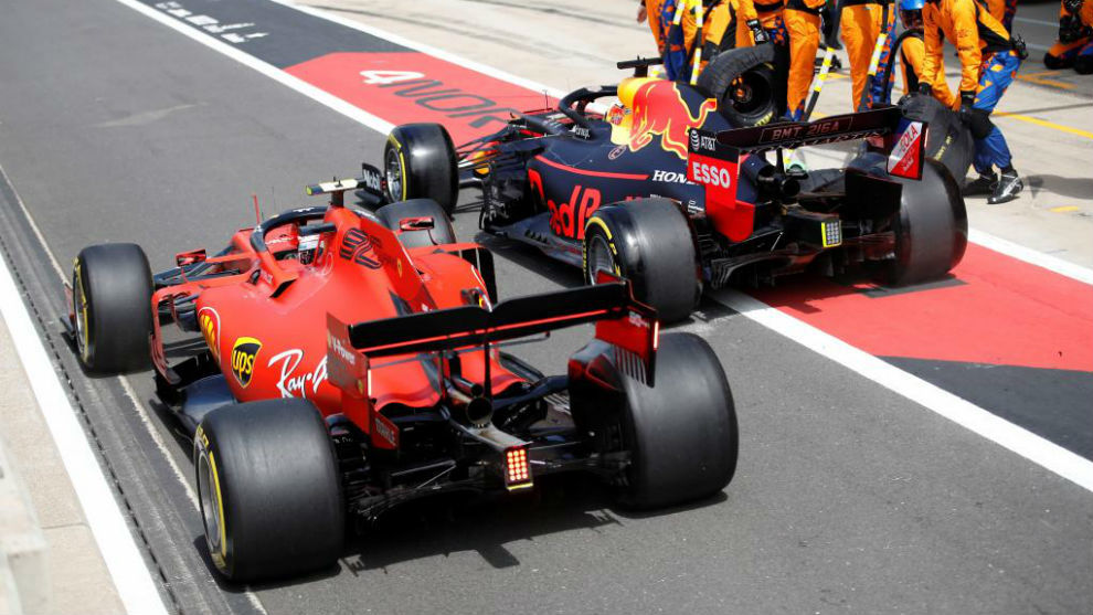 Leclerc y Verstappen, emparejados en la salida del pit, en el Gran...