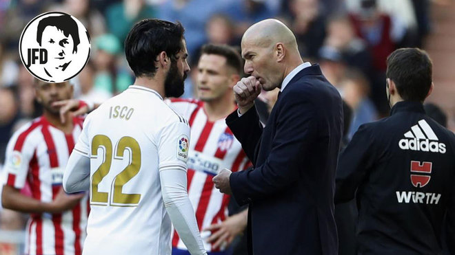 Zidane e Isco hablan durante el partido.