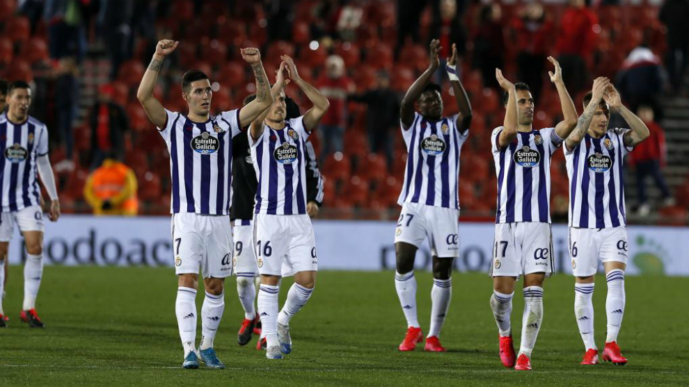 Los jugadores del Valladolid celebran la victoria lograda en Son Moix.