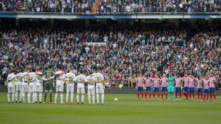 Los jugadores de Real Madrid y Atltico de Madrid durante el minuto...