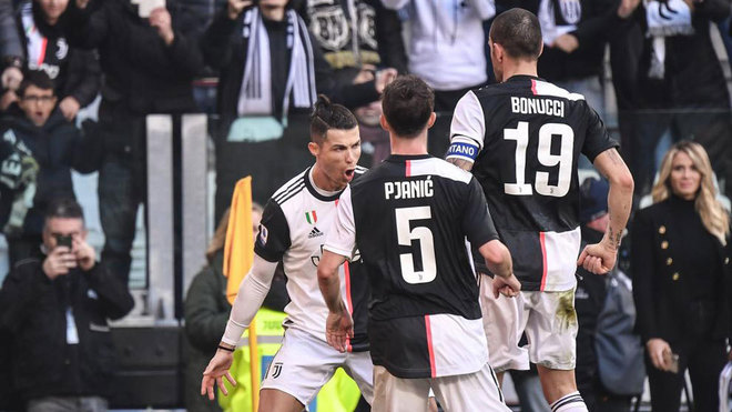 Cristiano celebra uno de sus dos goles a la Fiorentina con Pjanic y...