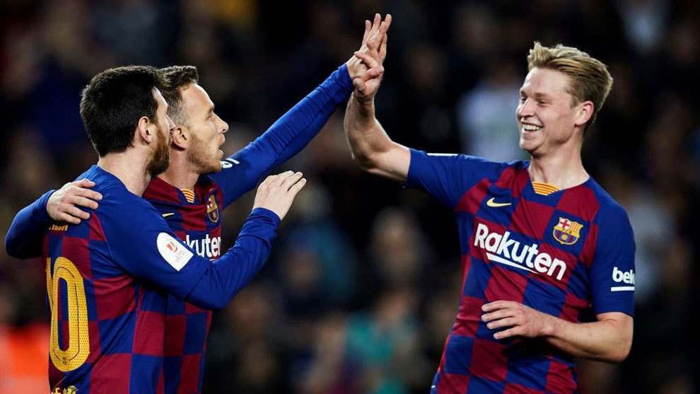 De Jong festeja un gol con Messi y Arthur.