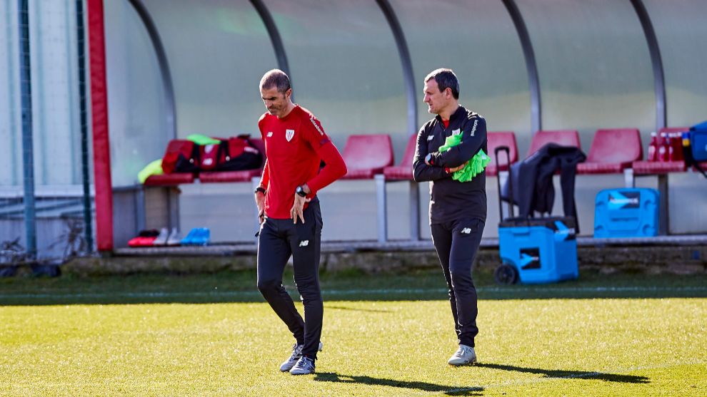 Garitano y Ferreira charlan antes del comienzo de un entrenamiento.
