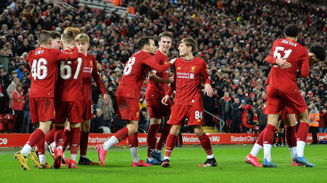 Los jugadores del Liverpool celebran su gol al Shrewsbury.