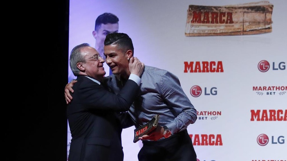 Cristiano Ronaldo recibe la felicitacin de Florentino durante la...