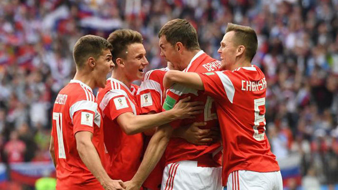 Los jugadores de Rusia celebran uno de sus goles en la Copa del Mundo...