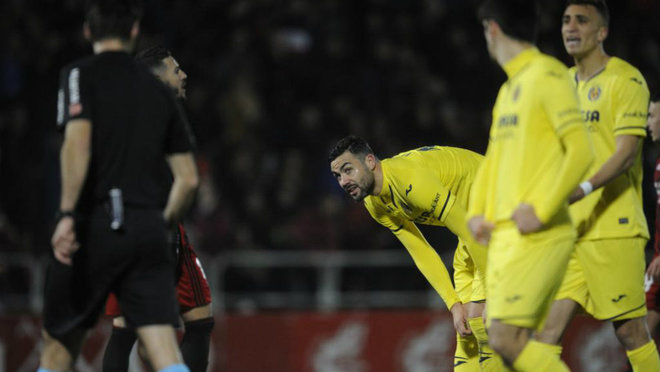 Los jugadores del Villarreal se lamentan durante el partido en Anduva.