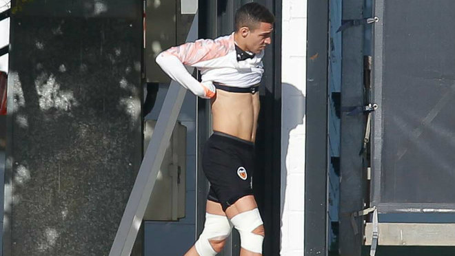 Rodrigo Moreno salta a entrenarse con las dos rodillas vendadas.