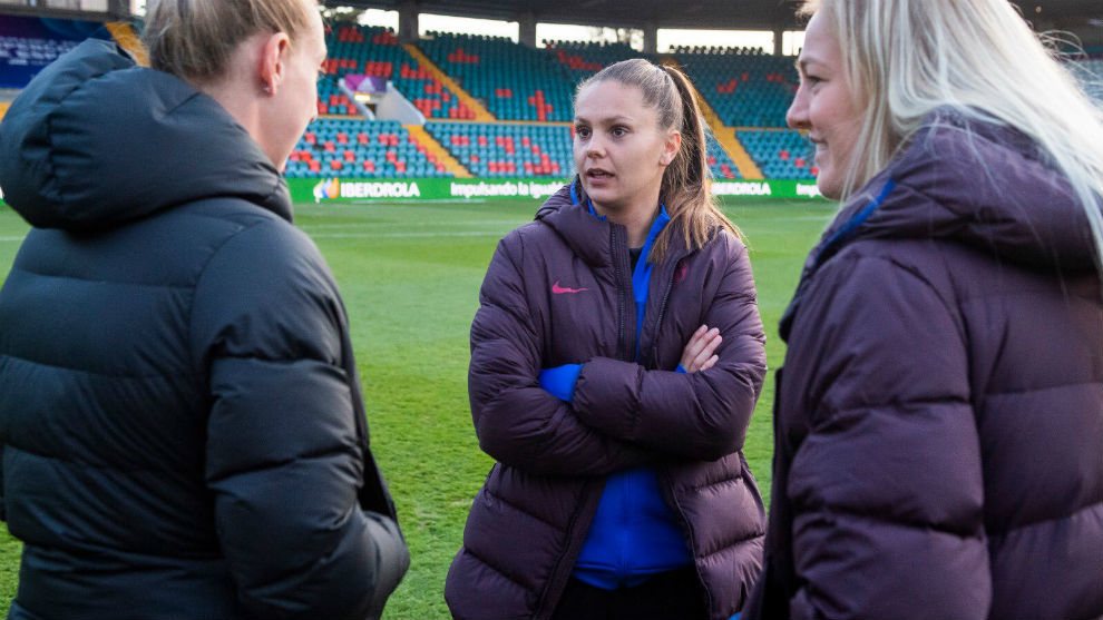 Lieke Martens conversa con dos compaeras en el estadio Helmntico...