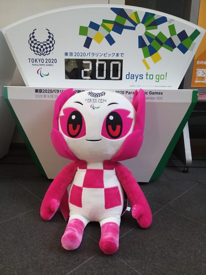 La mascota de los Juegos Paralmpicos delante de un cartel que...