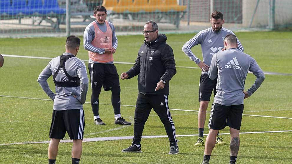lvaro Cervera rodeado por sus jugadores en un entrenamiento reciente