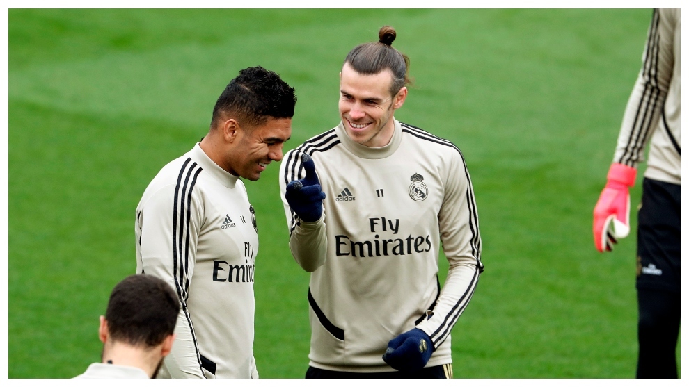 Bale bromea con Casemiro en el entrenamiento de Valdebebas.