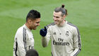 Bale sonre ante Casemiro en el entrenamiento de hoy en Valdebebas.