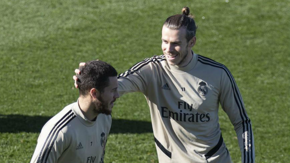 Gareth Bale bromea con Hazard durante un entrenamiento.