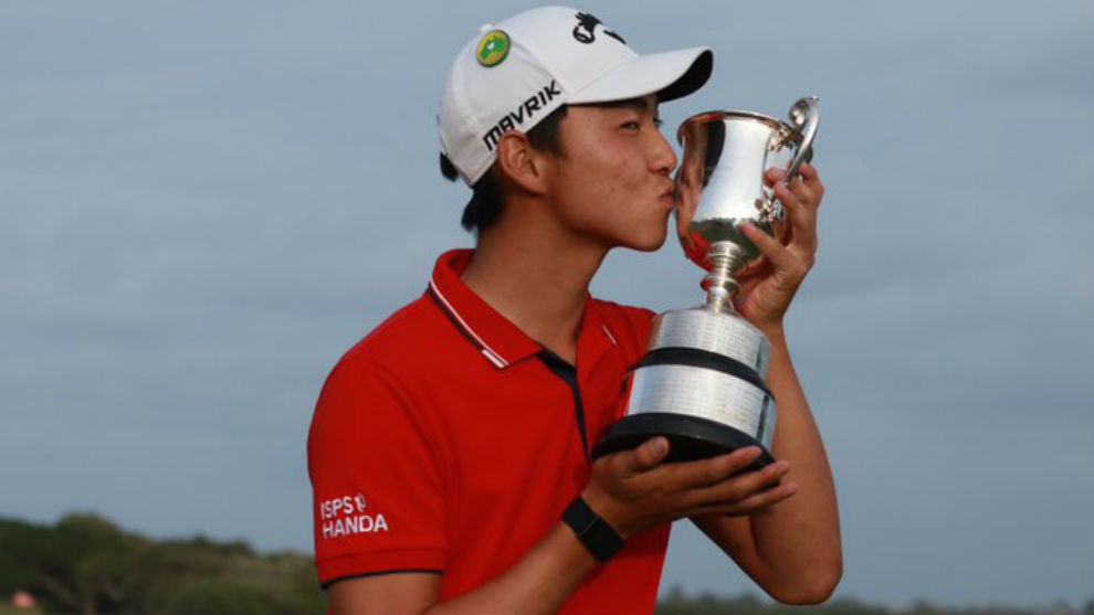 Min Woo Lee con el trofeo de ganador.
