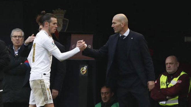Zidane y Bale se saludan tras el cambio.